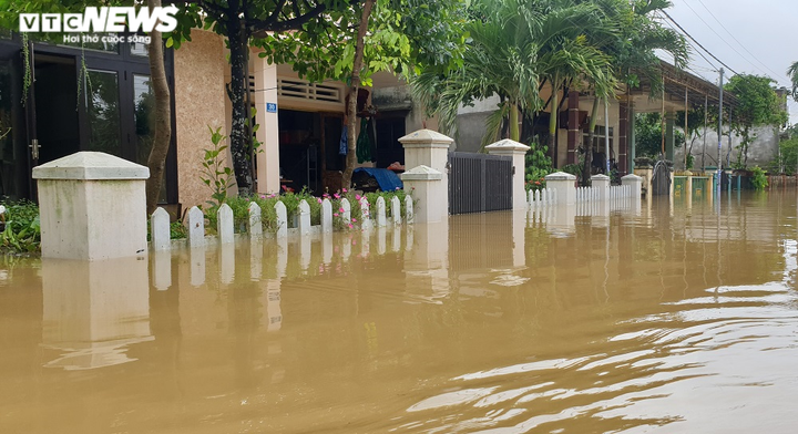 Dọn đồ khi lũ rút, hai mẹ con ở Quảng Nam bị điện giật thiệt mạng - 1