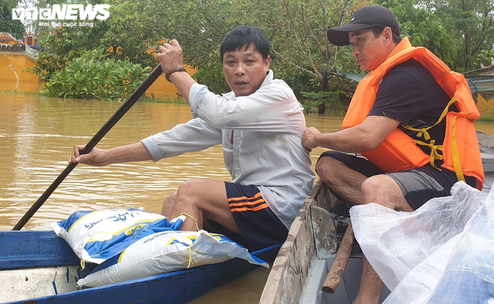 Chèo ghe, vượt lũ sẻ chia từng bao gạo, gói mỳ tôm cho người dân ở Hội An - 7