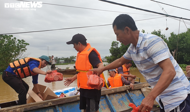Chèo ghe, vượt lũ sẻ chia từng bao gạo, gói mỳ tôm cho người dân ở Hội An - 6