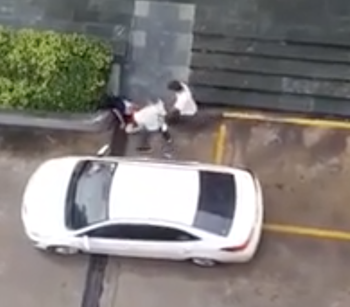 Clip: Người đàn ông bế trẻ nhỏ đánh đập dã man một phụ nữ - 1