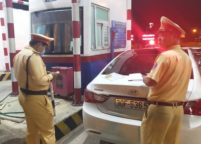 Xử phạt ô tô chạy ngược chiều lối ra cao tốc Hà Nội - Hải Phòng - 1