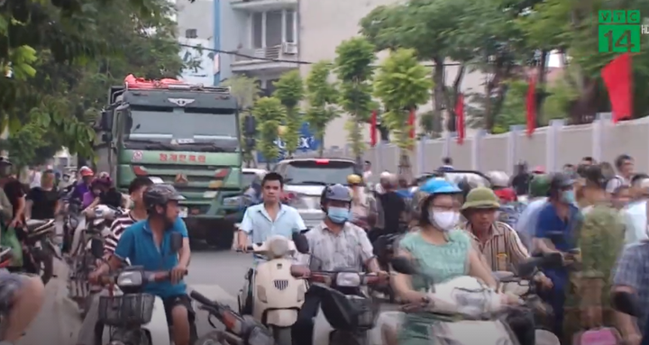 Xe quá tải ngang nhiên chạy qua cổng trường học: Công an Hà Nội phản hồi - 1