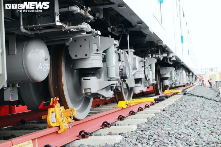 Bên trong tàu Metro số 1 ở TP.HCM có gì? - 10