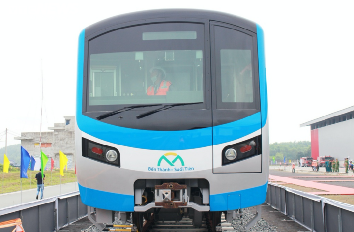Bên trong tàu Metro số 1 ở TP.HCM có gì? - 1