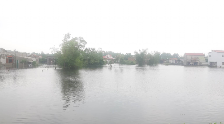 Người Quảng Bình lội nước mua thức ăn dự trữ trước bão số 7 - 4