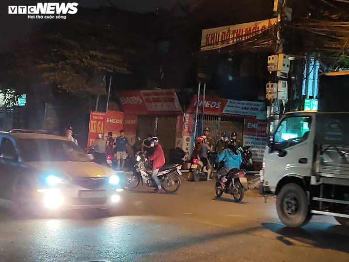 Cháy kho đồ nhựa và gara ô tô ở Hà Nội, hơn 2 tiếng chưa dập được lửa - 2