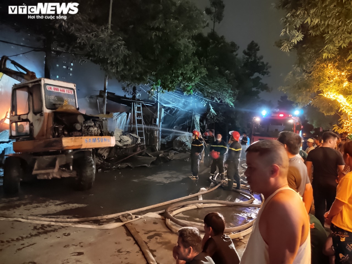 Cháy kho đồ nhựa và gara ô tô ở Hà Nội, hơn 2 tiếng chưa dập được lửa - 3