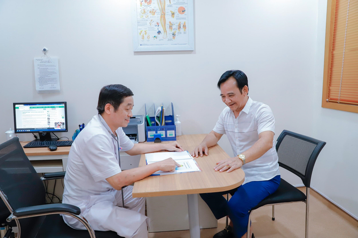 NSƯT Quang Tèo và trải nghiệm tán sỏi nhẹ nhàng như mơ - 1