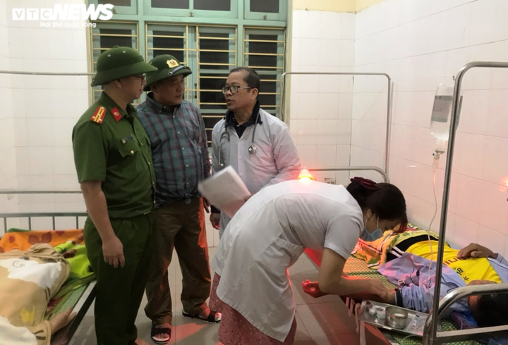 Tiếp cận được nơi 40 công nhân Rào Trăng 3 đang trú ẩn, đưa 5 người đi cấp cứu - 3