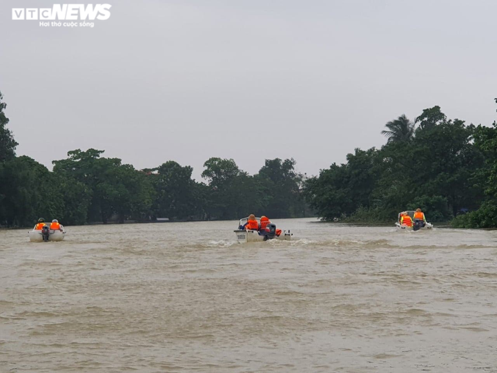 Người Quảng Bình lội nước mua thức ăn dự trữ trước bão số 7 - 3