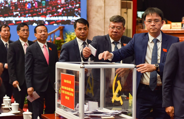 Đại biểu Đại hội Đảng bộ TP Hà Nội khoá XVII ủng hộ đồng bào miền Trung lũ lụt - 1