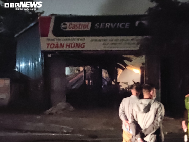 Cháy kho đồ nhựa và gara ô tô ở Hà Nội, hơn 2 tiếng chưa dập được lửa - 5