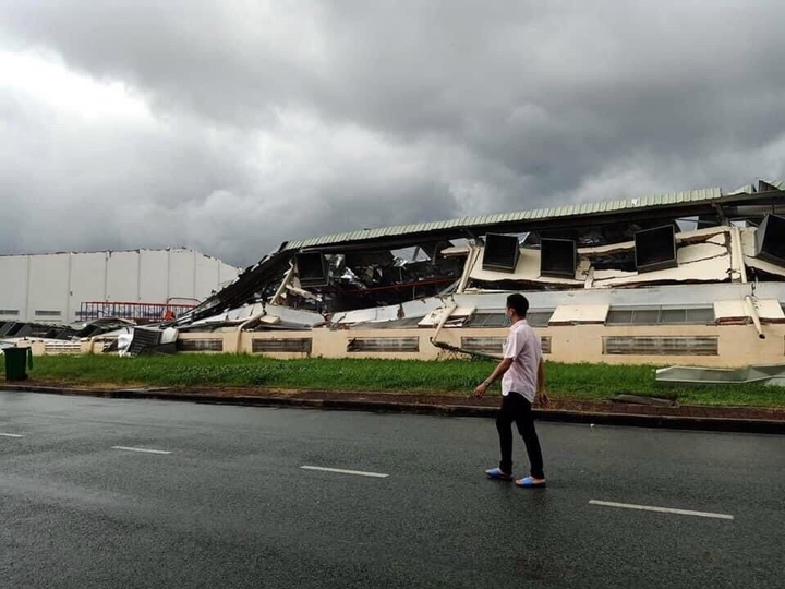 Lốc xoáy kinh hoàng cuốn bay mái tôn, kéo sập nhà xưởng ở Tiền Giang - 1