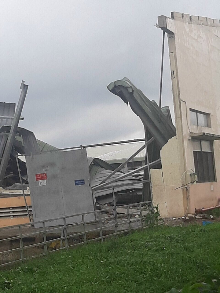 Lốc xoáy kinh hoàng cuốn bay mái tôn, kéo sập nhà xưởng ở Tiền Giang - 2