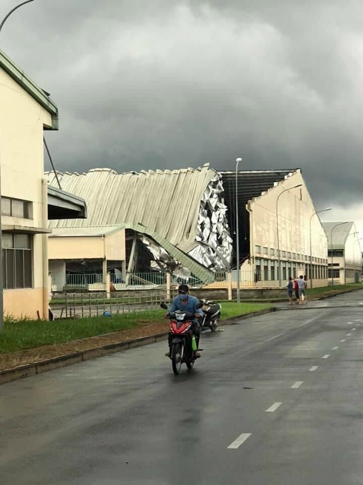 Lốc xoáy kinh hoàng cuốn bay mái tôn, kéo sập nhà xưởng ở Tiền Giang - 3