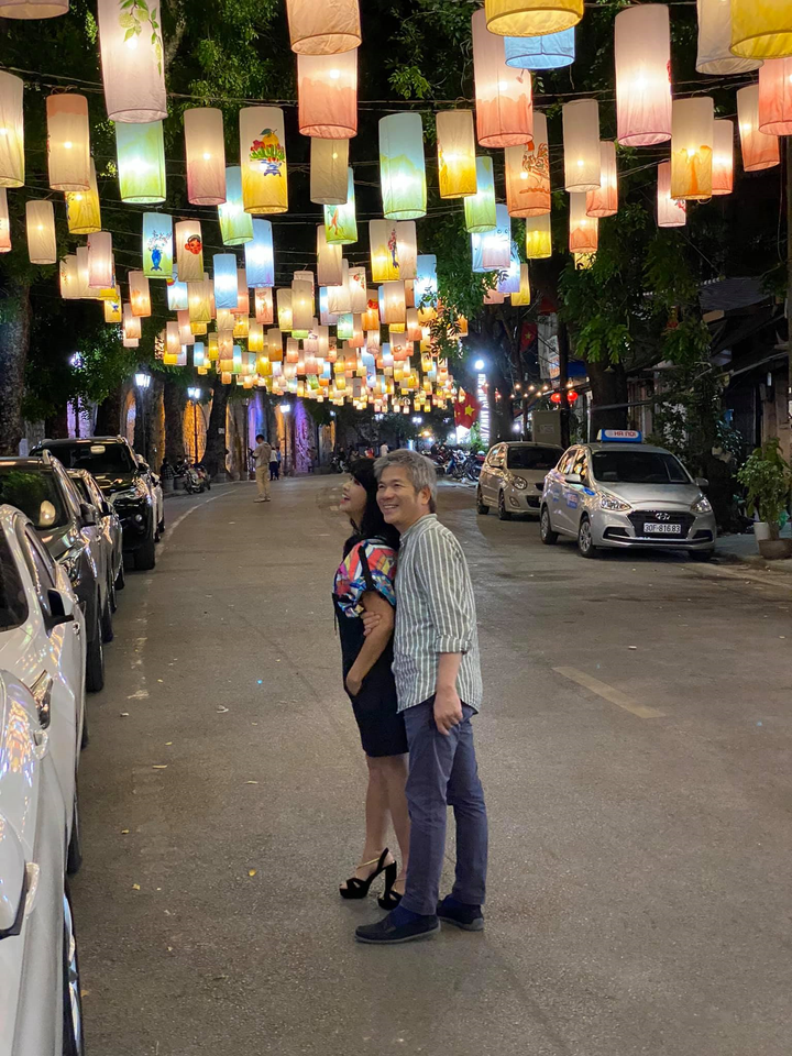 Video: Diva Thanh Lam và bạn trai tình cảm khi dạo phố - 2