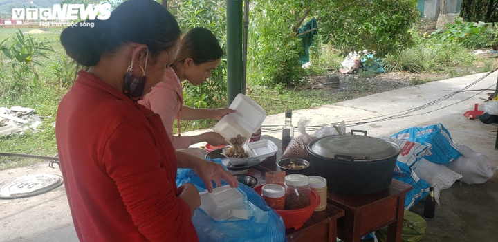 Người dân góp thực phẩm, nấu cơm tiếp sức lực lượng cứu hộ ở Rào Trăng 3 - 9