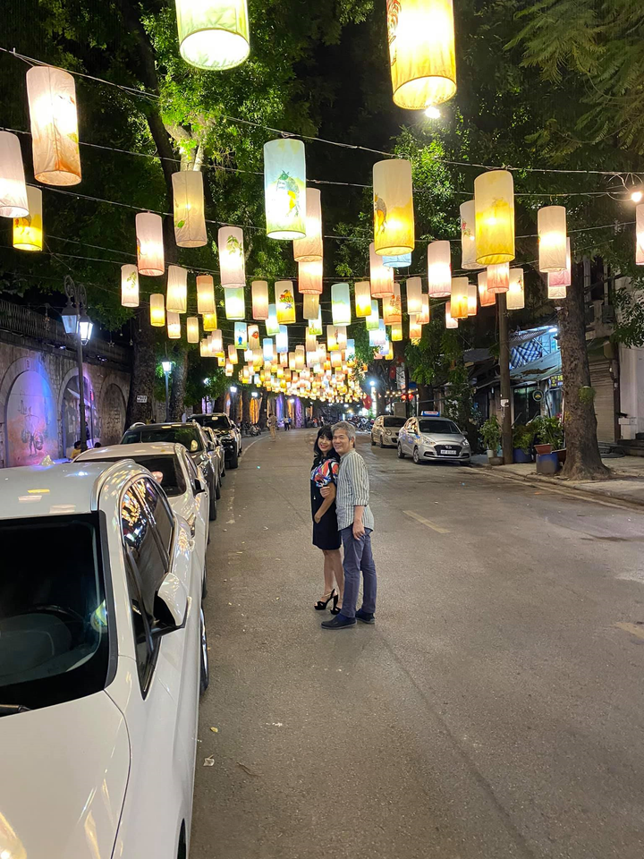 Video: Diva Thanh Lam và bạn trai tình cảm khi dạo phố - 3