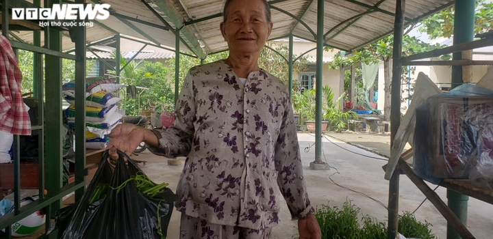 Người dân góp thực phẩm, nấu cơm tiếp sức lực lượng cứu hộ ở Rào Trăng 3 - 5