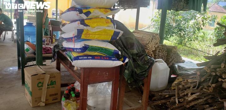 Người dân góp thực phẩm, nấu cơm tiếp sức lực lượng cứu hộ ở Rào Trăng 3 - 4