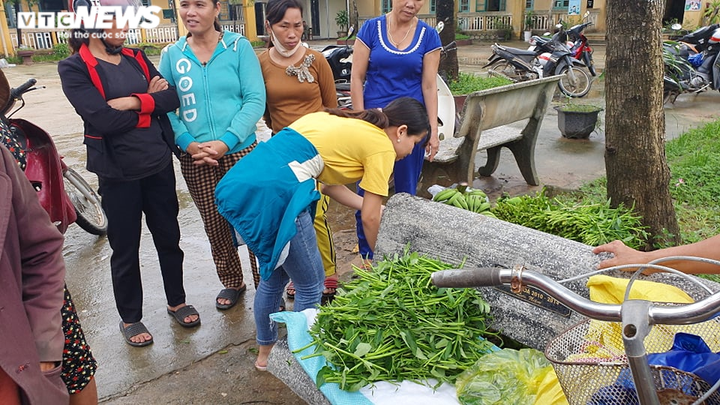 Người dân góp thực phẩm, nấu cơm tiếp sức lực lượng cứu hộ ở Rào Trăng 3 - 3