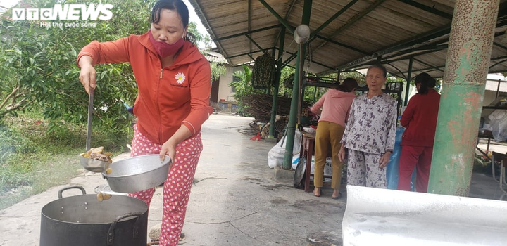 Người dân góp thực phẩm, nấu cơm tiếp sức lực lượng cứu hộ ở Rào Trăng 3 - 8