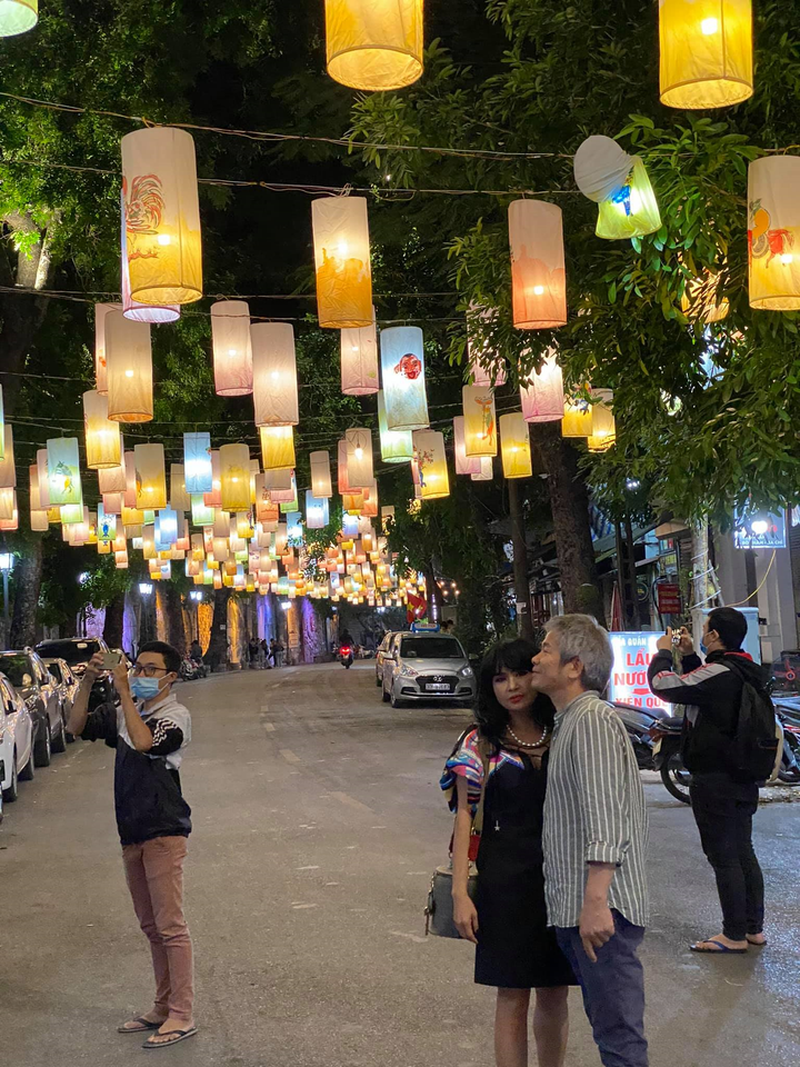 Video: Diva Thanh Lam và bạn trai tình cảm khi dạo phố - 1