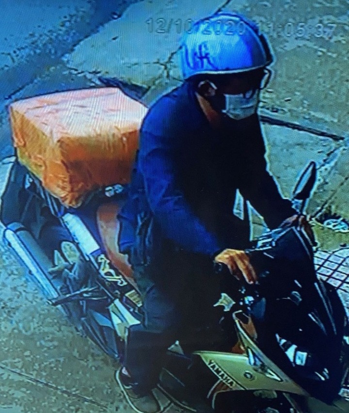 Người đàn ông vào tiệm vàng hỏi mua nhẫn rồi cầm nhẫn bỏ chạy - 1