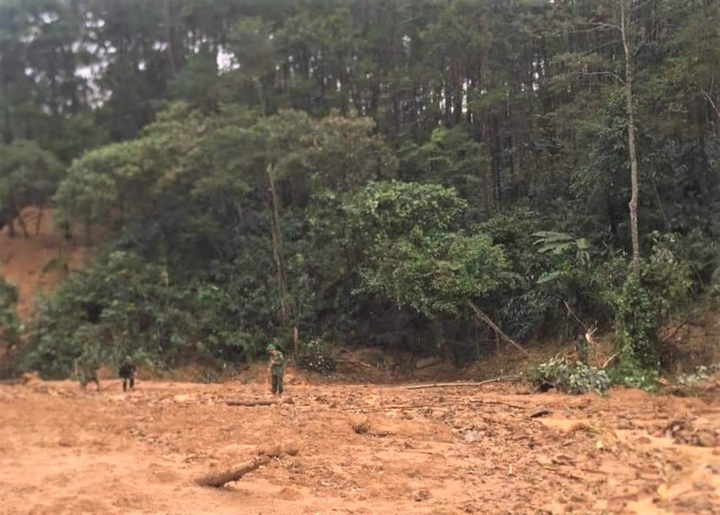 Cảnh sạt lở kinh hoàng nơi 13 cán bộ, chiến sỹ mất tích khi cứu nạn Rào Trăng 3 - 6