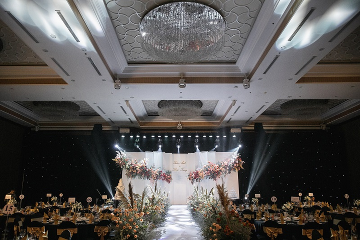 Hot vblogger tiết lộ lý do các cặp đôi 'mê mẩn' tiệc cưới tối giản - 2