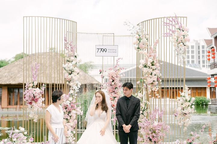 Hot vblogger tiết lộ lý do các cặp đôi 'mê mẩn' tiệc cưới tối giản - 3