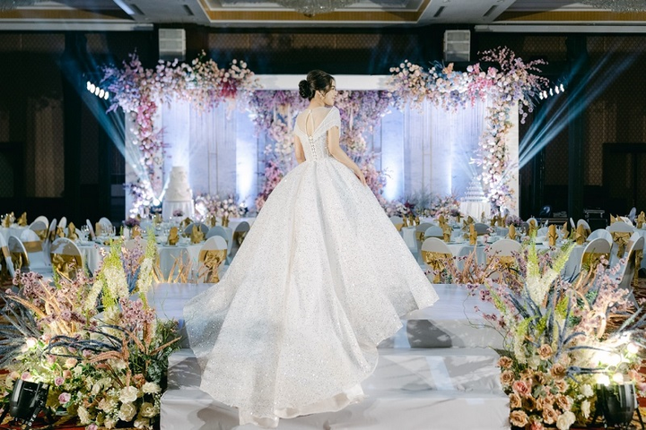 Hot vblogger tiết lộ lý do các cặp đôi 'mê mẩn' tiệc cưới tối giản - 4