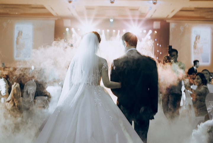 Hot vblogger tiết lộ lý do các cặp đôi 'mê mẩn' tiệc cưới tối giản - 5