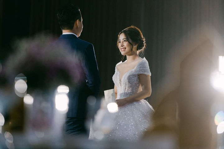 Hot vblogger tiết lộ lý do các cặp đôi 'mê mẩn' tiệc cưới tối giản - 6