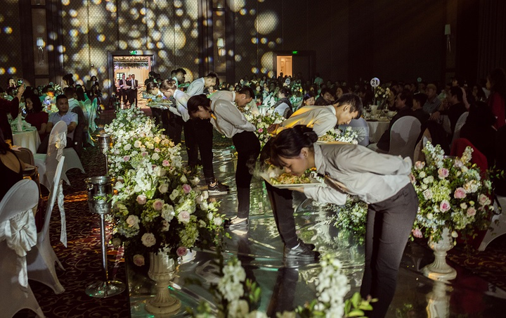 Hot vblogger tiết lộ lý do các cặp đôi 'mê mẩn' tiệc cưới tối giản - 7