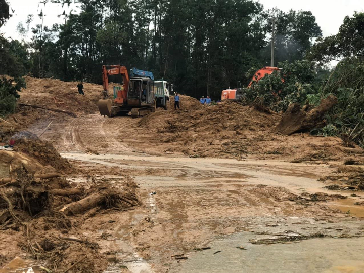 Vô vọng ngóng tin thân nhân khi xe cứu hộ rời nơi 13 cán bộ, chiến sĩ mất tích - 1