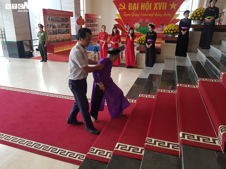Mẹ Việt Nam Anh hùng 99 tuổi dự Đại hội Đảng bộ Tuyên Quang lần thứ XVII - 1