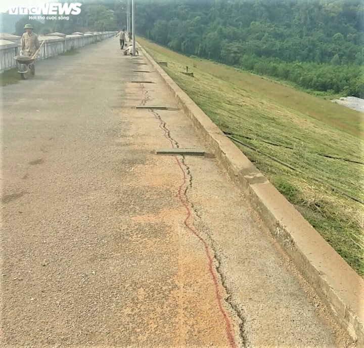 Thân đập ở Thanh Hóa xuất hiện vết nứt dài 173m giữa mùa mưa bão - 1