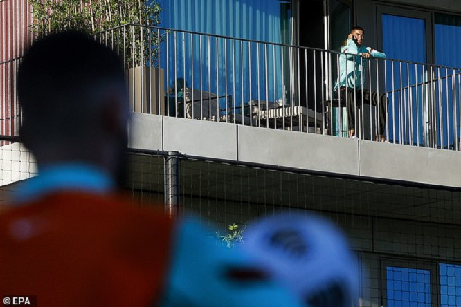 Bị cách ly vì mắc COVID-19, Ronaldo cười tươi ngồi xem đồng đội tập luyện - 1