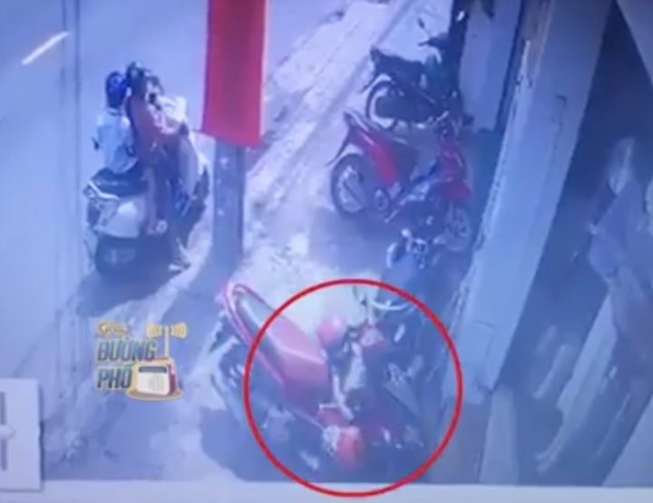 Lại xuất hiện clip người phụ nữ xúi bé gái trộm đồ ở TP.HCM gây bức xúc - 1