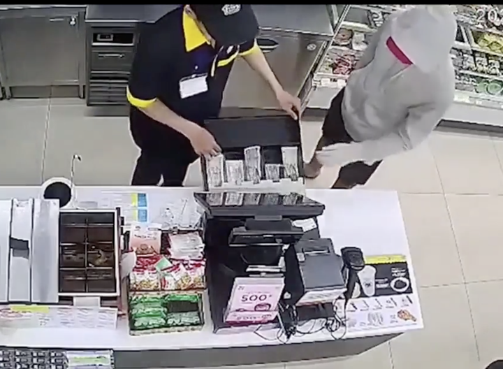 Nam thanh niên giả vờ vào cửa hàng mua đồ để cướp tài sản - 1