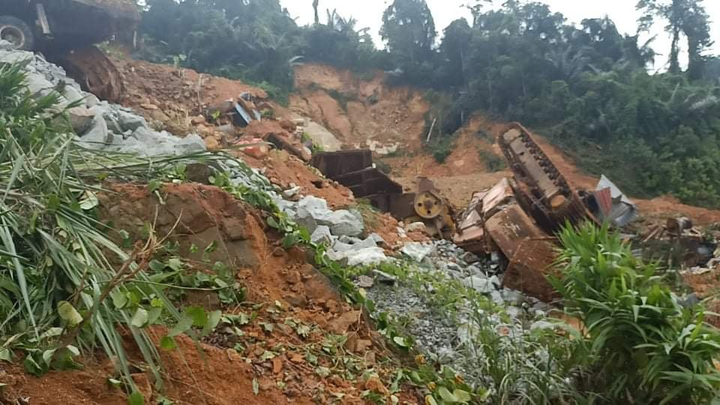 Nửa quả đồi đổ sập xuống, vùi lấp 17 người ở thủy điện Rào Trăng 3 - 7