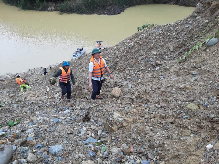 Nửa quả đồi đổ sập xuống, vùi lấp 17 người ở thủy điện Rào Trăng 3 - 14