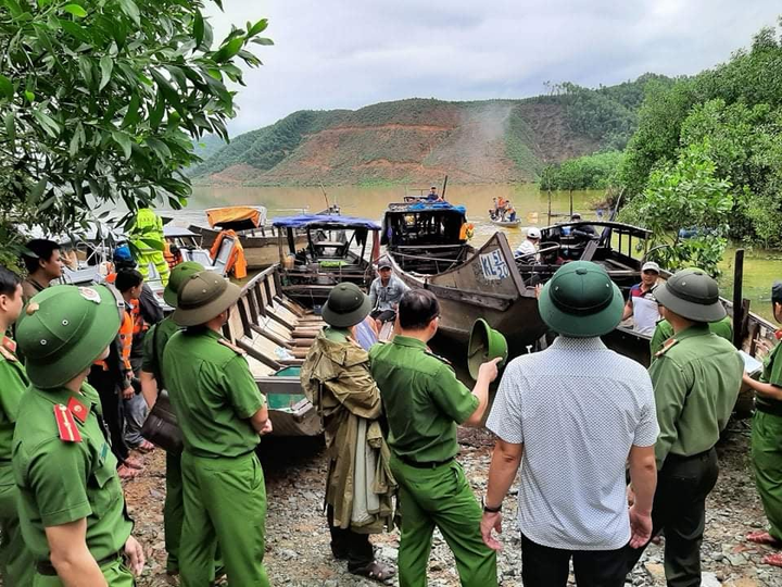 Nửa quả đồi đổ sập xuống, vùi lấp 17 người ở thủy điện Rào Trăng 3 - 13