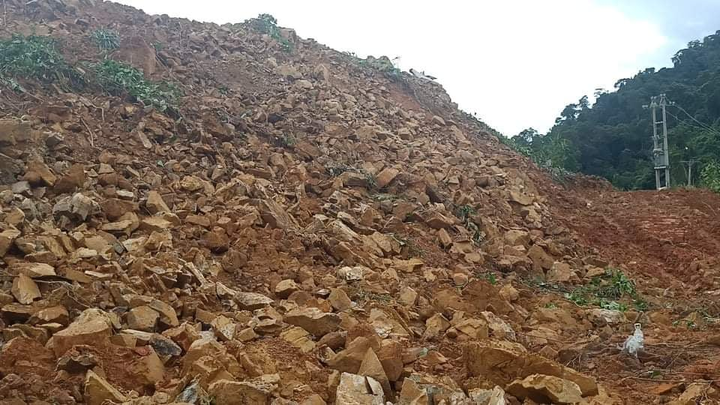 Nửa quả đồi đổ sập xuống, vùi lấp 17 người ở thủy điện Rào Trăng 3 - 10