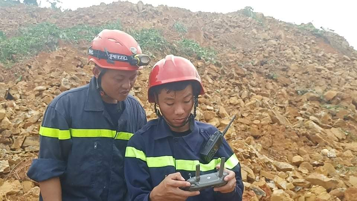 Nửa quả đồi đổ sập xuống, vùi lấp 17 người ở thủy điện Rào Trăng 3 - 9