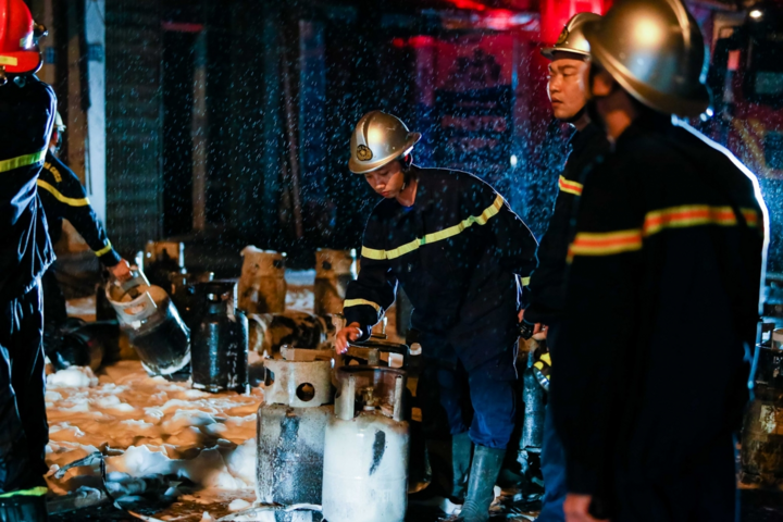 5 người mắc kẹt trong đám cháy cửa hàng gas ở Hà Nội - 8