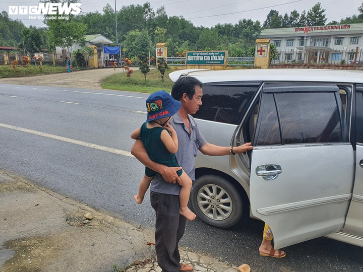 Người đàn ông ôm cháu nội mới sinh, đỏ mắt chờ tin con trai mất tích ở Rào Trăng - 2