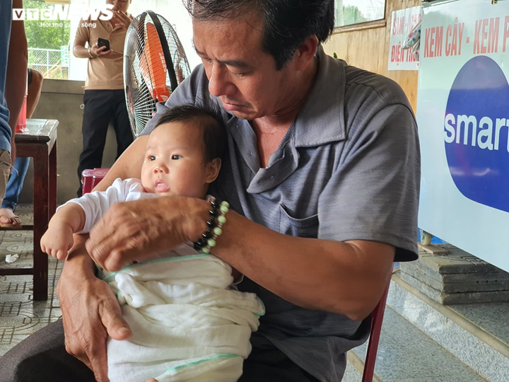 Người đàn ông ôm cháu nội mới sinh, đỏ mắt chờ tin con trai mất tích ở Rào Trăng - 1