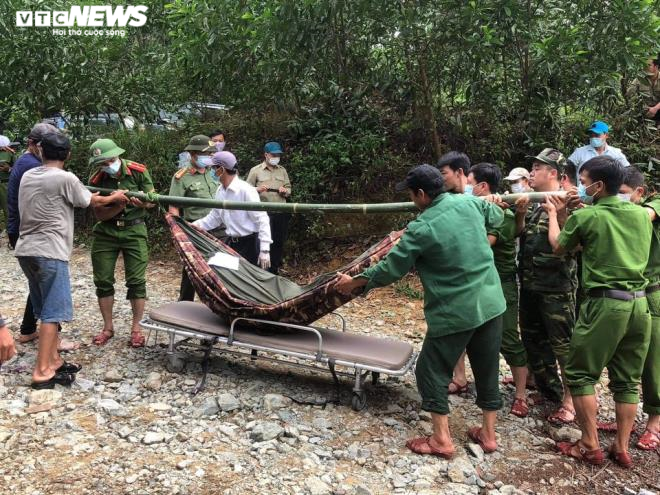 Người đàn ông ôm cháu nội mới sinh, đỏ mắt chờ tin con trai mất tích ở Rào Trăng - 3